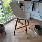Barkruk met witte kuipstoel 65cm hoog, 1 kruk, Ophalen, Gebruikt