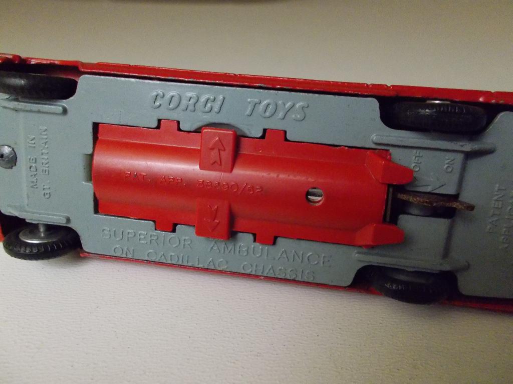 1962 Corgi Toys 437 SUPERIOR AMBULANCE ON CADILLAC CHASSIS., Ophalen of Verzenden, Zo goed als nieuw, Auto, Corgi
