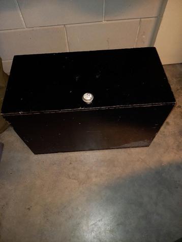 Houten opbergkist beschikbaar voor biedingen