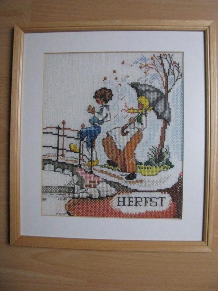 geborduurde schilderijtjes van de 4 seizoenen, Huis en Inrichting, Woonaccessoires | Schilderijen, Tekeningen en Foto's, Zo goed als nieuw