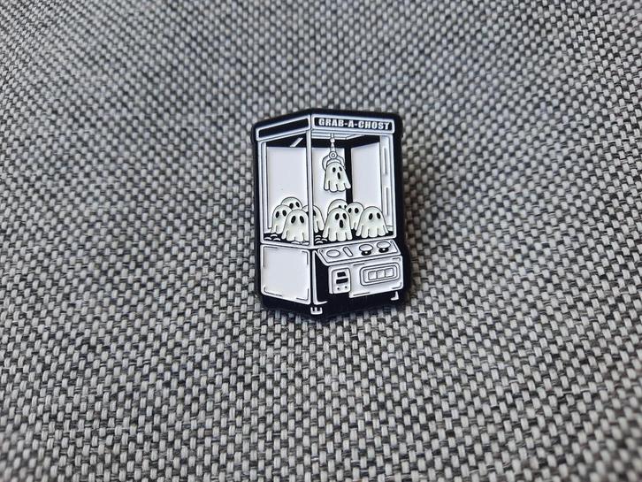 1 leuke pin van een grijpautomaat met spookjes te koop, Verzamelen, Speldjes, Pins en Buttons, Nieuw, Speldje of Pin, Overige onderwerpen