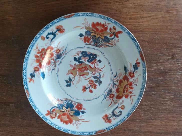 Antiek chinees Imari bord met bloemmotief en goud, Antiek en Kunst, Antiek | Keramiek en Aardewerk, Ophalen of Verzenden