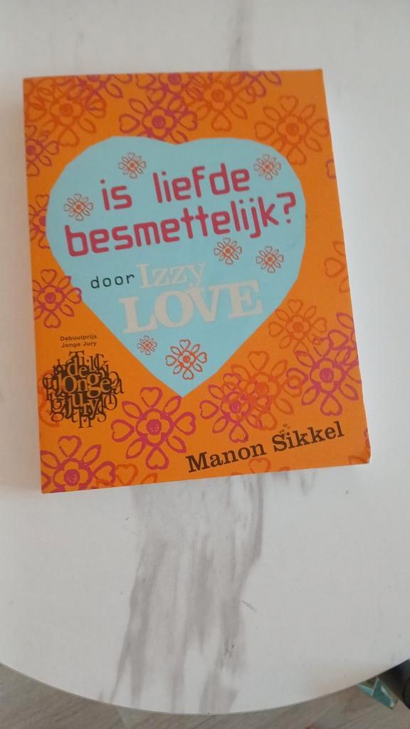 Manon Sikkel - Is liefde besmettelijk?door IzzyLove, Boeken, Kinderboeken | Jeugd | 10 tot 12 jaar, Zo goed als nieuw, Ophalen of Verzenden