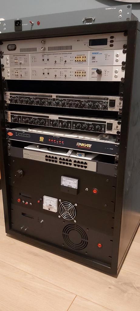 compleet 19inch fm zender rack (alles in één koop), Telecommunicatie, Zenders en Ontvangers, Gebruikt, Zender, Ophalen