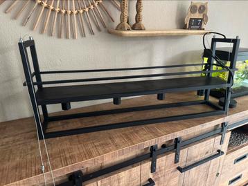 Industriele hanglamp met plateau beschikbaar voor biedingen