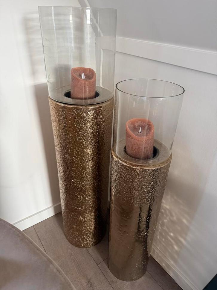 2 gouden windlichten met PTMD kaarsen, Huis en Inrichting, Woonaccessoires | Kandelaars en Kaarsen, Zo goed als nieuw, Kandelaar