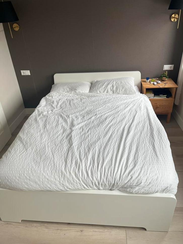Mooie witte bedframe IKEA twijfelaar, Huis en Inrichting, Slaapkamer | Bedden, Zo goed als nieuw, Tweepersoons, 140 cm, 200 cm