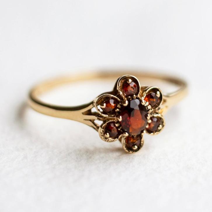 Vintage 9K gouden cluster ring met granaat - Maat 18,25, Sieraden, Tassen en Uiterlijk, Ringen, Zo goed als nieuw, Dame, 18 tot 19