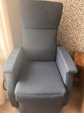 Sta-op stoel / seniorenstoel beschikbaar voor biedingen