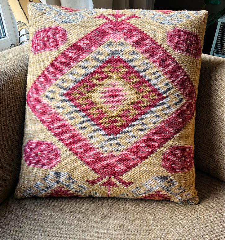 Handgemaakte marokaanse kussen. 70 x 70 Cm, Huis en Inrichting, Woonaccessoires | Kussens, Zo goed als nieuw, Beige, Vierkant