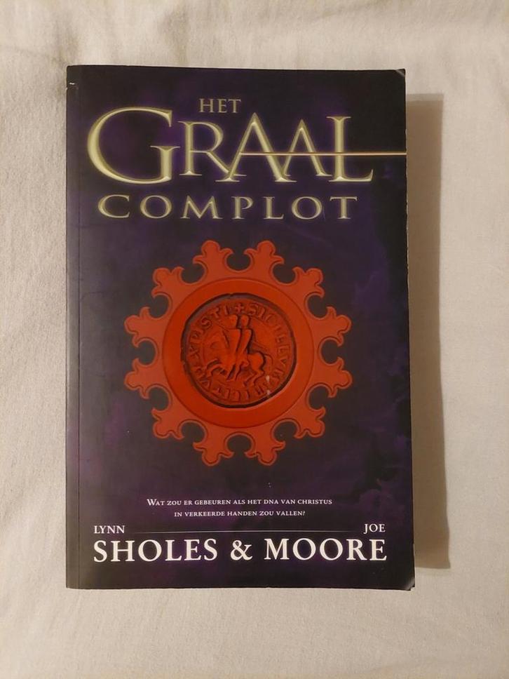 Het Graal Complot - Lynn Sholes & Joe Moore, Boeken, Thrillers, Zo goed als nieuw, Nederland, Ophalen