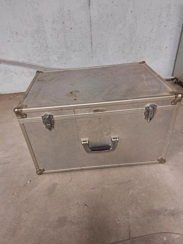 Metalen grote vintage kist beschikbaar voor biedingen