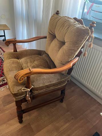 houten stoel met kussens in zeer goede staat beschikbaar voor biedingen
