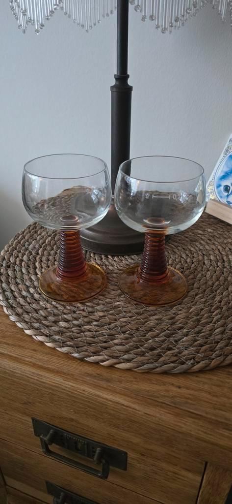 Mooie Roemer Wijnglazen met Oranje Voet, Huis en Inrichting, Keuken | Servies, Gebruikt, Glas of Glazen, Overige stijlen, Glas