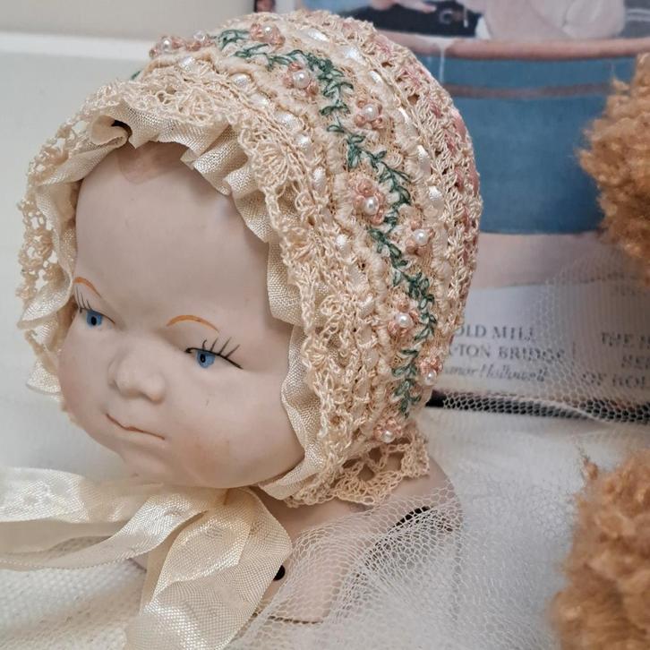 Brocant hand gehaakt katoen poppen muts NIEUW, Antiek en Kunst, Curiosa en Brocante, Ophalen of Verzenden