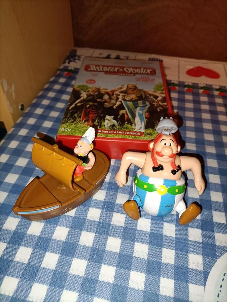 2 Asterix en Obelix poppetjes 8.5 cm + videoband, Verzamelen, Poppetjes en Figuurtjes, Zo goed als nieuw, Ophalen of Verzenden