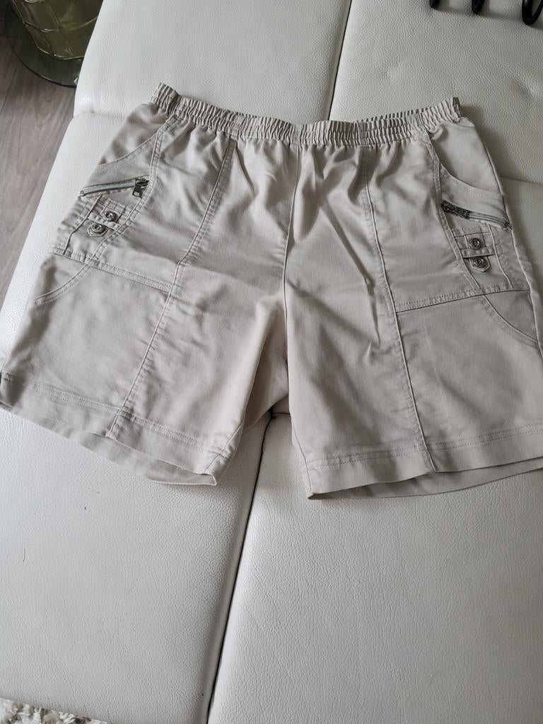 Beige en een witte korte broek met mooie details., Kort, Beige, Maat 42/44 (L), Nieuw