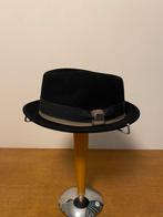 Stetson plover woolfelt 150 jr jubileum porkpie hoed 57, Kleding | Heren, Ophalen of Verzenden, Zo goed als nieuw, 57 cm (M, 7⅛ inch) of minder