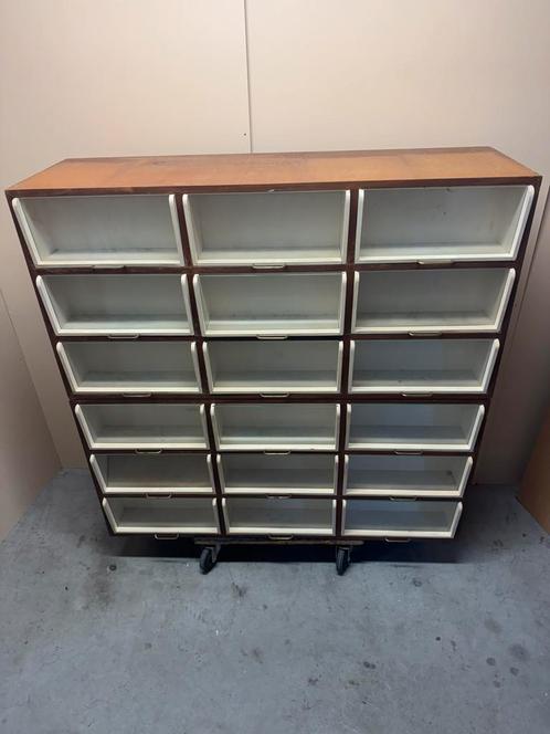 Vintage laden kast en of dressoir met glas fronten 2 delig, Huis en Inrichting, Kasten | Ladekasten, Gebruikt, Minder dan 100 cm