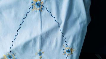 Schitterende witte tafelkleed met prachtige patronen. Nieuw. beschikbaar voor biedingen