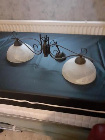 Mooie hanglamp met melkglas  beschikbaar voor biedingen