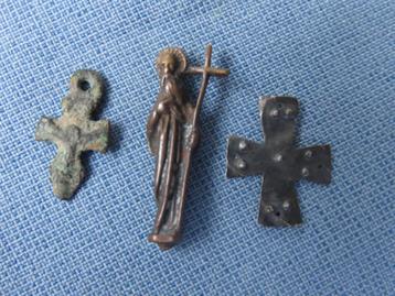 Middeleeuwen - kruisjes en beeldje van 1500 A.D. tot 1700 A. beschikbaar voor biedingen