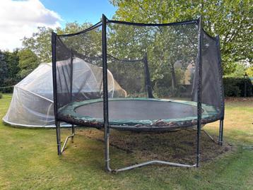 Trampoline 4 mtr. Doorsnede alles compleet beschikbaar voor biedingen