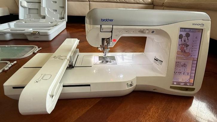 Borduurmachine en naaimachine Brother Innov-ís 4000 Disney, Hobby en Vrije tijd, Naaimachines en Toebehoren, Gebruikt, Naaimachine