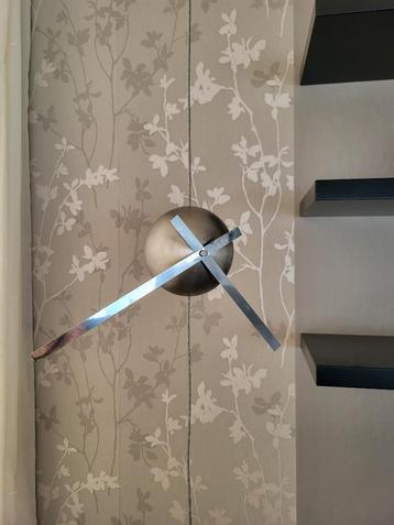 Design klok. Draadstaal met metalen bollen. beschikbaar voor biedingen