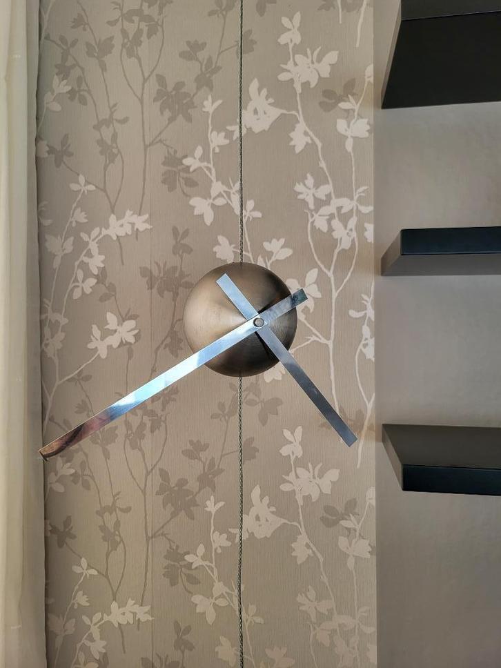 Design klok. Draadstaal met metalen bollen., Huis en Inrichting, Woonaccessoires | Klokken, Zo goed als nieuw, Overige typen, Analoog