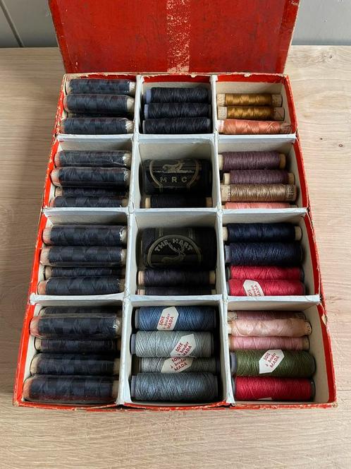 Vintage hard kartonnen garen doos klosjes garendoos 🧵🪡, Hobby en Vrije tijd, Naaien en Fournituren, Gebruikt, Garen of Naald(en)