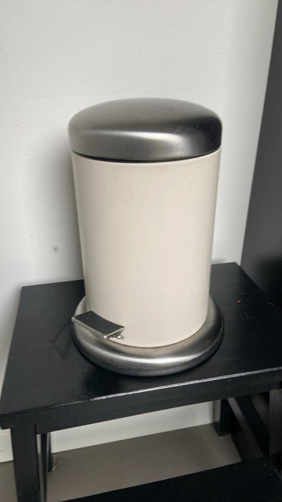Roomwitte pedaalemmer - IKEA, Huis en Inrichting, Woonaccessoires | Prullenbakken, Gebruikt, Rvs, Minder dan 50 cm, 10 tot 20 liter