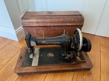 Antieke naaimachine in houten koffer van Naumann. beschikbaar voor biedingen