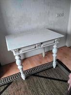 Witte tafel met mooie sierlijke bewerkingen., Ophalen
