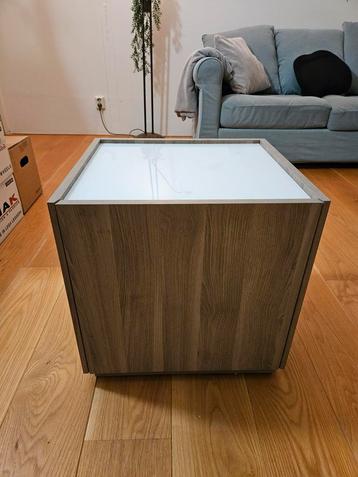 Nachtkastje met glazen blad