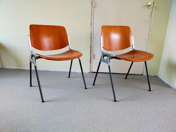 Vintage design stoelen houten zitting van Castell beschikbaar voor biedingen