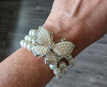Stretch armband parelmoer kleurig vlinder  beschikbaar voor biedingen