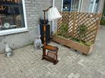 zeer oud houten staande lamp met lektuurbak eronder, Huis en Inrichting, Lampen | Vloerlampen, Ophalen, Gebruikt, Hout, 150 tot 200 cm