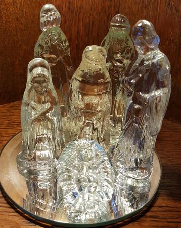 Glazen kerststal figuren beschikbaar voor biedingen