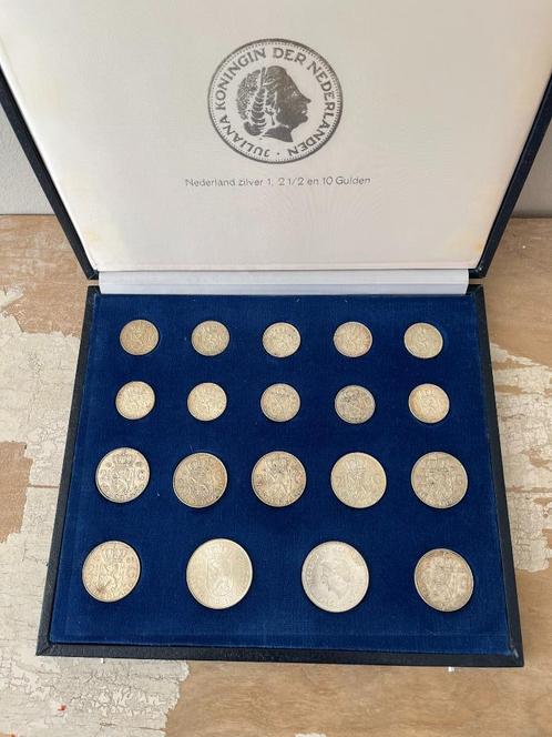 Complete set Juliana zilveren munten in cassette € 140,-, Postzegels en Munten, Munten | Nederland, Setje, Koningin Juliana, Zilver