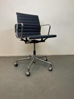 4 Vitra Eames Ea118 bureaustoel Blauw Leer Chroom, Ergonomisch, Zo goed als nieuw, Groen, Bureaustoel
