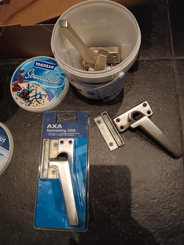 AXA 3308 Raamsluitingen - Links & Rechts, Doe-het-zelf en Verbouw, Hang- en Sluitwerk, Gebruikt, Schuif of Grendel, Overige materialen