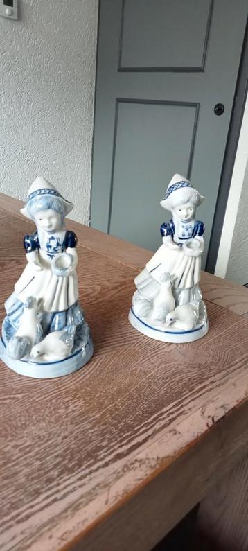 Beeldje meisje wat kippen voert Delfts Blauw. beschikbaar voor biedingen