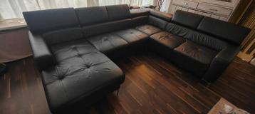Zeer goed onderhouden zwart leren hoekbank. beschikbaar voor biedingen