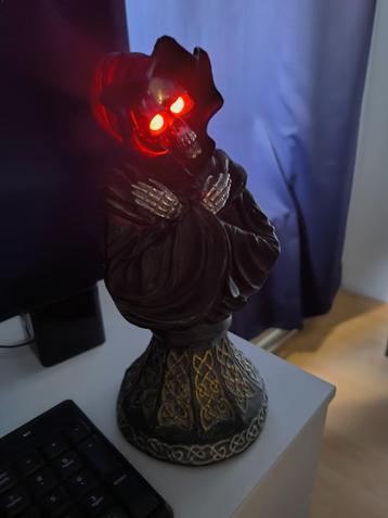 Halloweenbeeld met gloeiende ogen beschikbaar voor biedingen