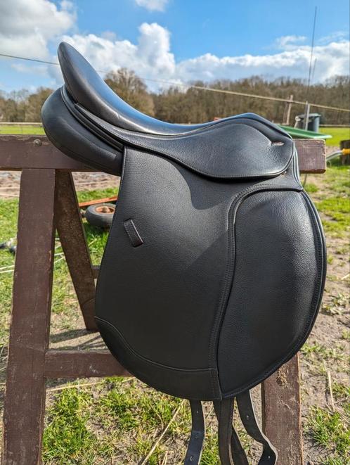 Tekna Letek S line 17,5" dressuurzadel, Dieren en Toebehoren, Paarden en Pony's | Zadels, Zo goed als nieuw, Dressuur, Ophalen