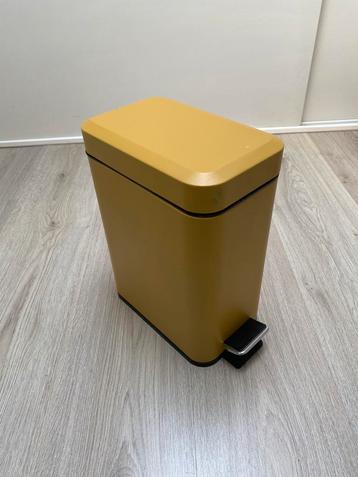 Mooi pedaalemmer voor badkamer of slaapkamer. beschikbaar voor biedingen