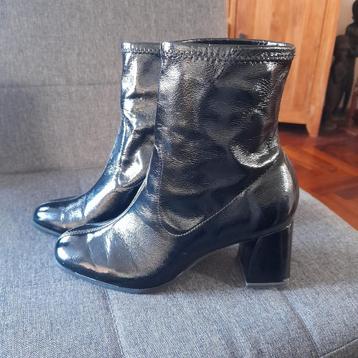 Zwarte lak enkellaarsjes maat 37 beschikbaar voor biedingen