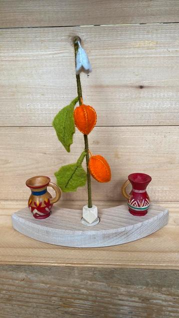 Een bloem met lampionnen voor in de jaarring/seizoentafel beschikbaar voor biedingen