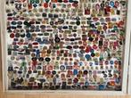 Meer dan 800 speldjes/ pins in vitrinekast. jaren 40 ,50,60, Verzamelen, Speldjes, Pins en Buttons, Ophalen of Verzenden, Gebruikt